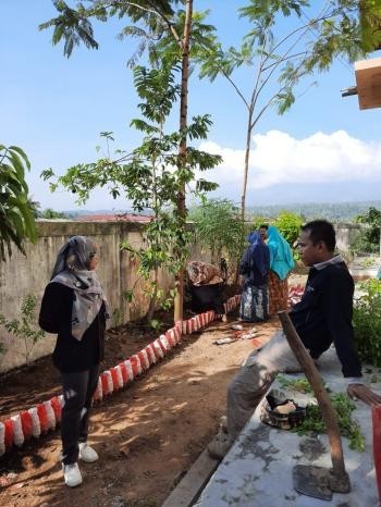 CAMAT KUBUNG DAN STAF GOTONG ROYONG MENCEGAH PENYEBARAN CORONAVIRUS DESEASSE (COVID-19)