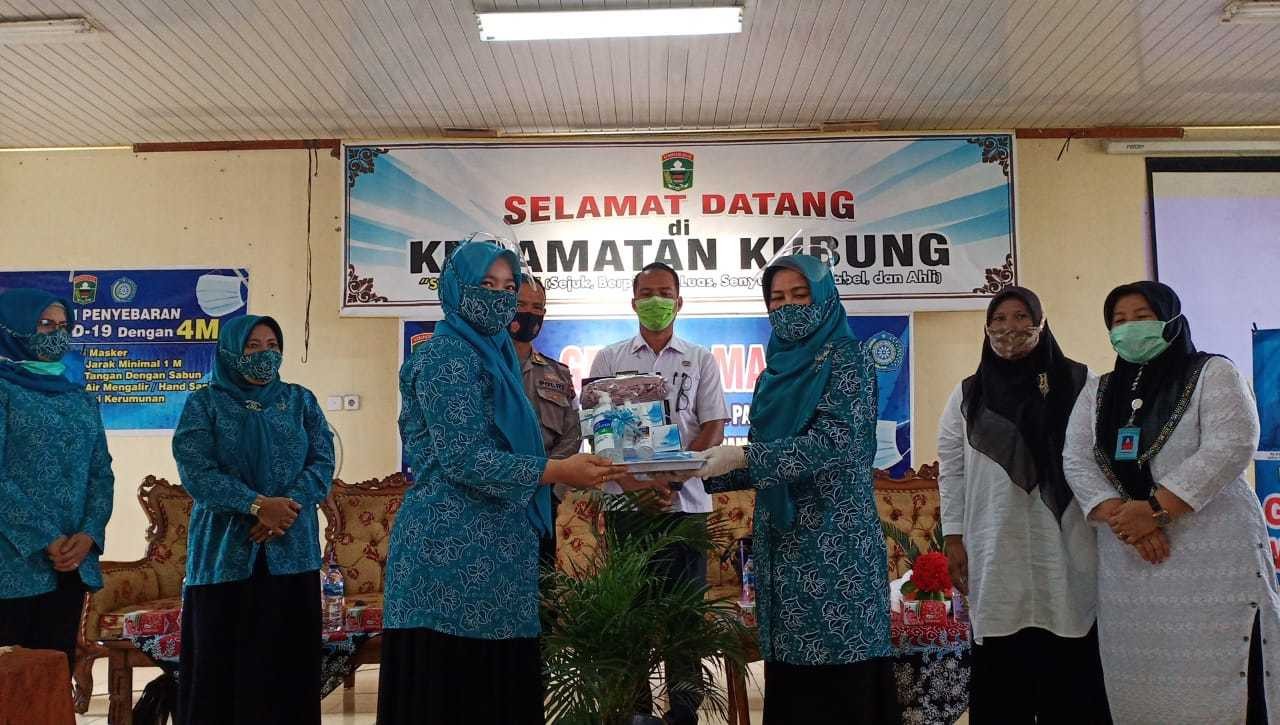 PENYERAHAN MASKER DALAM KEGIATAN GEBRAK MASKER DI KECAMATAN KUBUNG