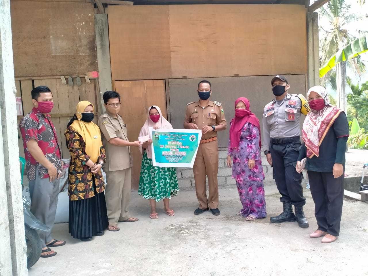 Penyerahan BLT Tahap II di Nagari Koto Hilalang