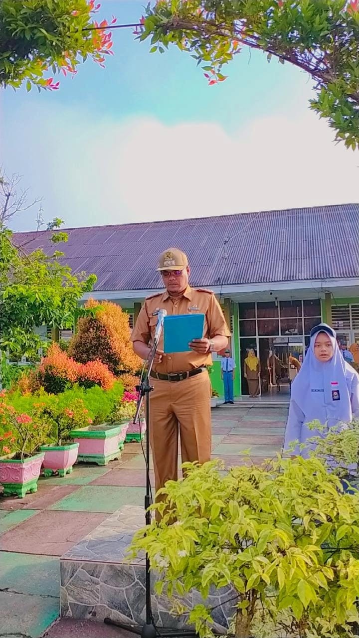 CAMAT MENJADI PEMBINA UPACARA DI SMA.N 1 KUBUNG